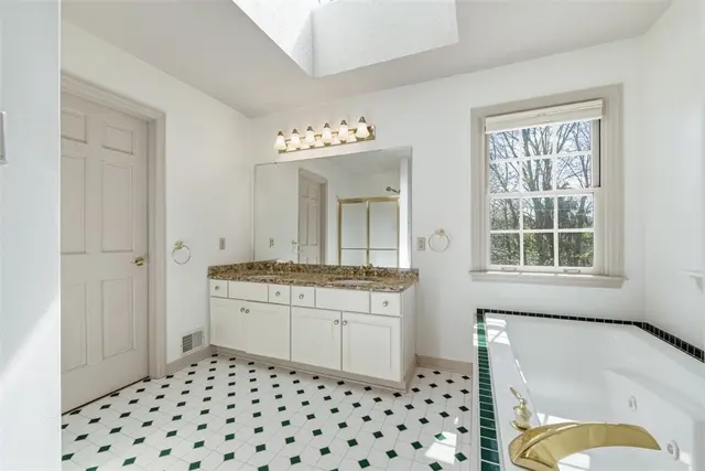 416 Chestnut Grove gallery image 7