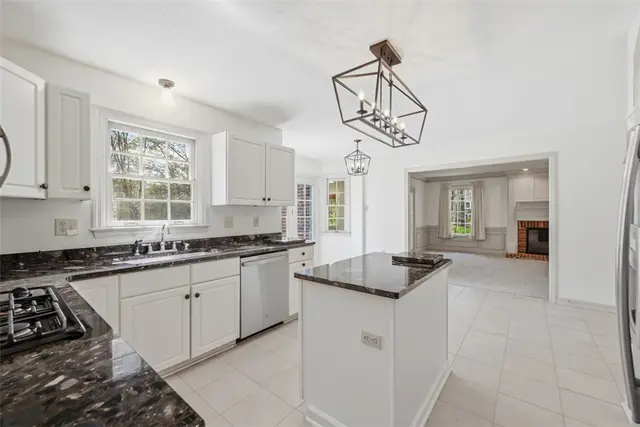 416 Chestnut Grove gallery image 17