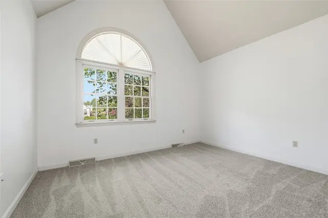 416 Chestnut Grove gallery image 24
