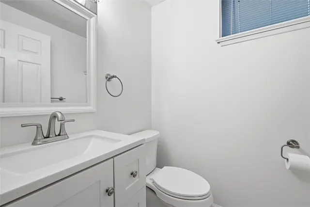 416 Chestnut Grove gallery image 28