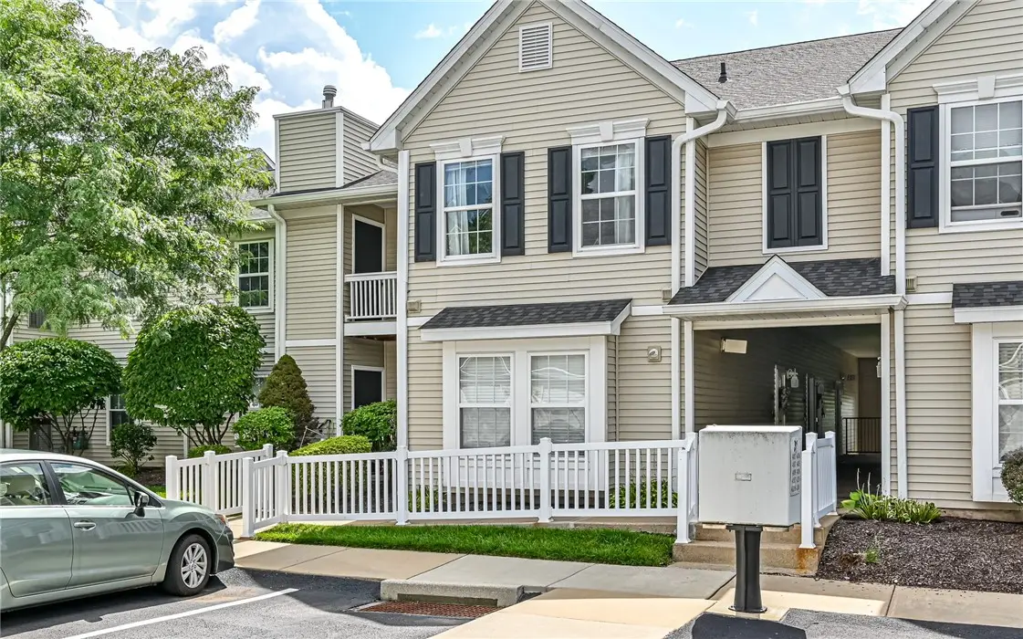 4205 Lenox Oval