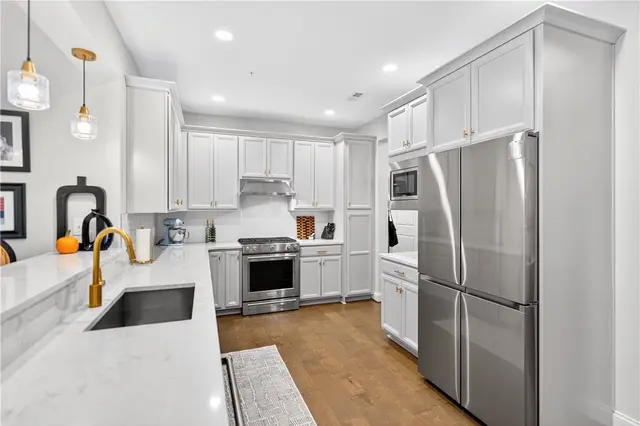 421 Roebling Ct gallery image 2