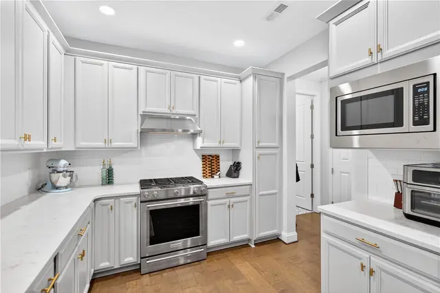 421 Roebling Ct gallery image 5