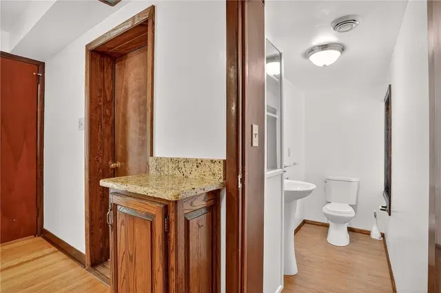 4253 Mount Royal Blvd gallery image 10
