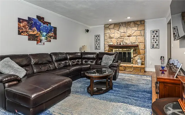 4258 Forest Glen Dr gallery image 2