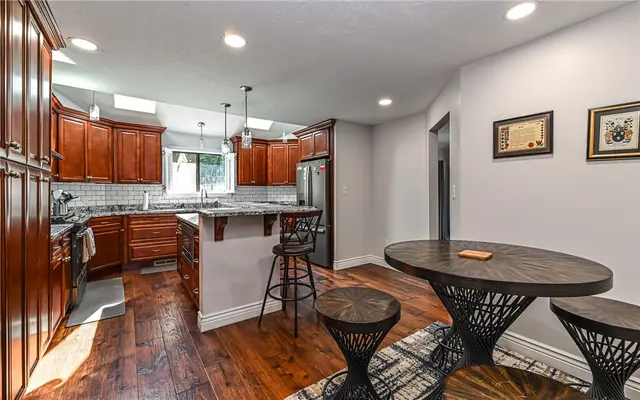4258 Forest Glen Dr gallery image 3