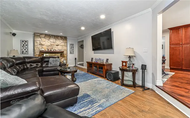 4258 Forest Glen Dr gallery image 12