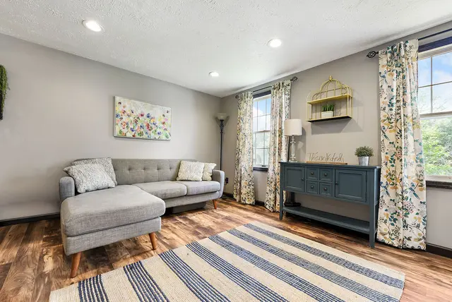 431 Deerfield Dr gallery image 3