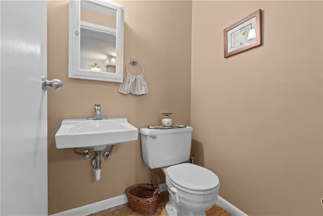 4313 Hemlock Circle gallery image 2