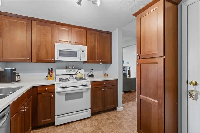 4313 Hemlock Circle gallery image 16