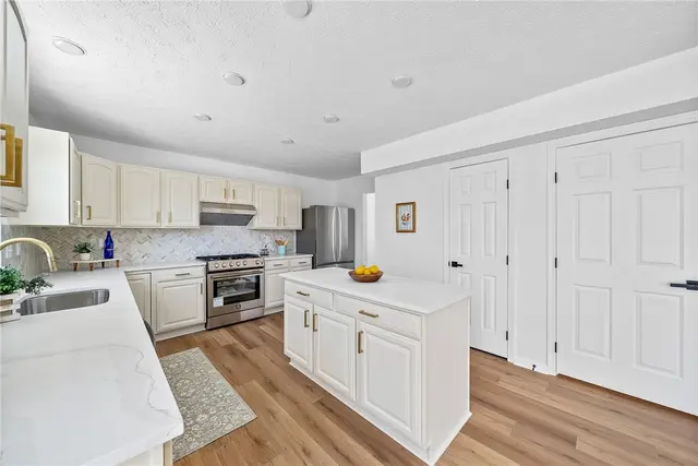 4314 Grandview gallery image 16