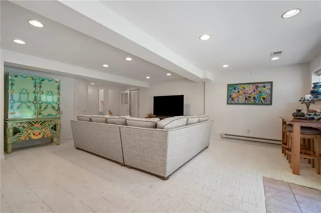 433 Heights Drive gallery image 32