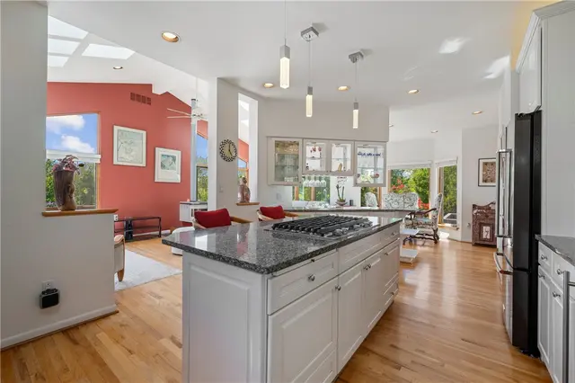 433 Heights Drive gallery image 34