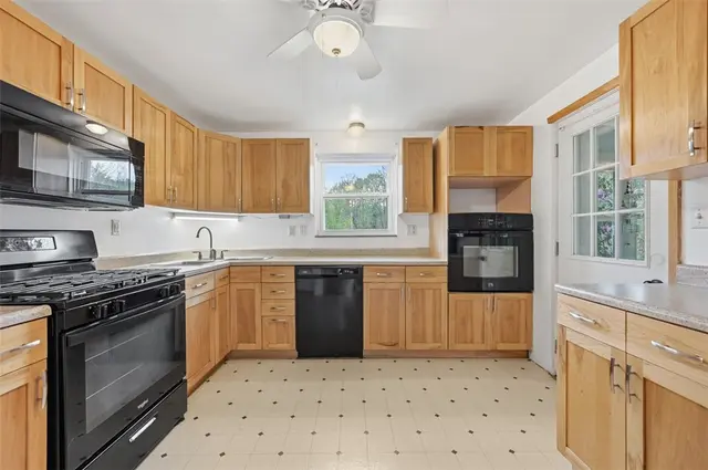 4330 Orchardview Dr gallery image 19
