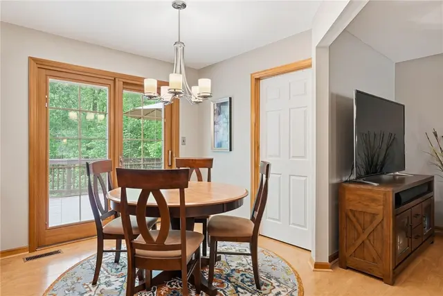 435 Cloverdale Dr gallery image 4