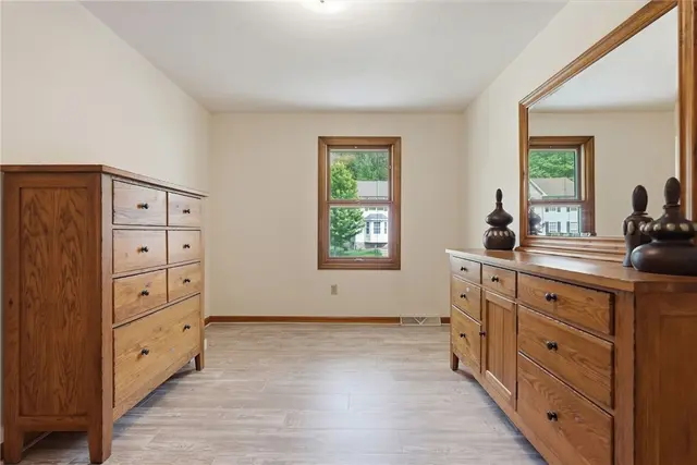 435 Cloverdale Dr gallery image 12