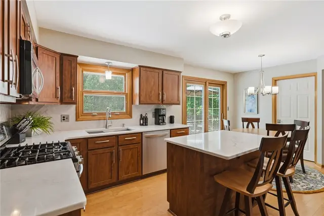 435 Cloverdale Dr gallery image 13