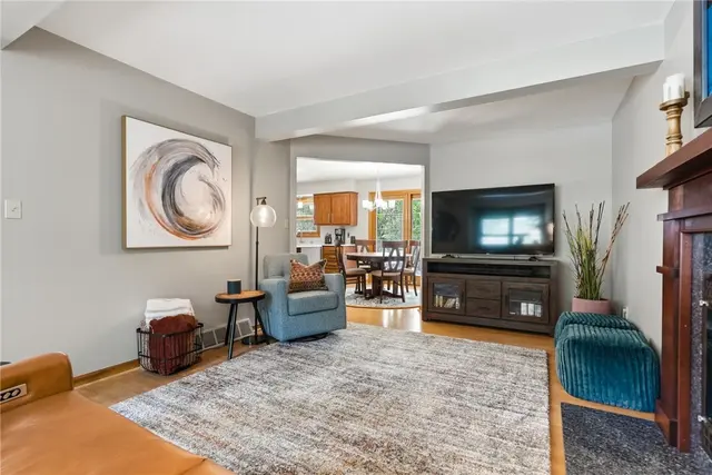 435 Cloverdale Dr gallery image 14