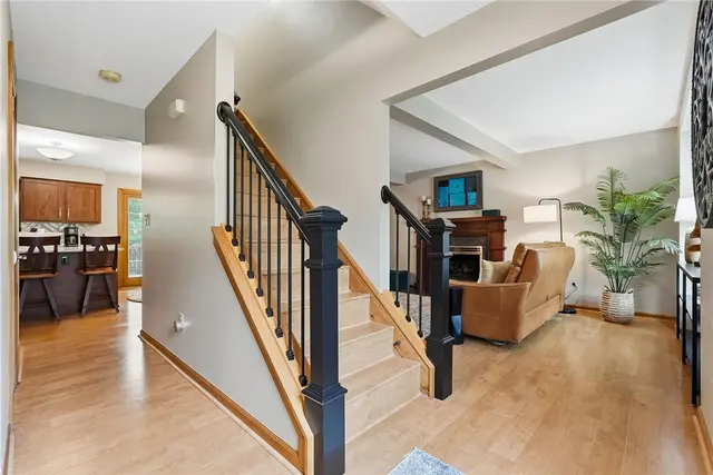 435 Cloverdale Dr gallery image 18