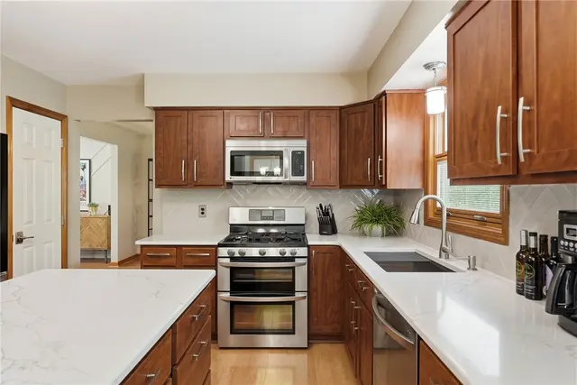 435 Cloverdale Dr gallery image 22