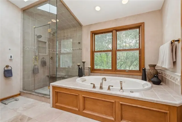 435 Cloverdale Dr gallery image 25