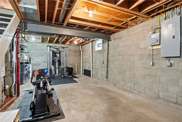 435 Cloverdale Dr gallery image 31