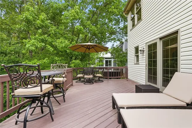 435 Cloverdale Dr gallery image 32