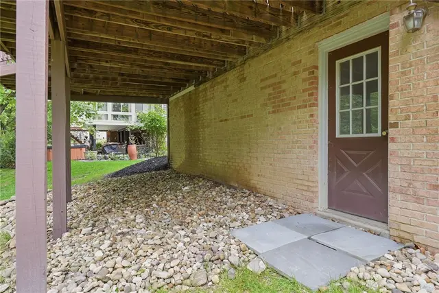 435 Cloverdale Dr gallery image 33