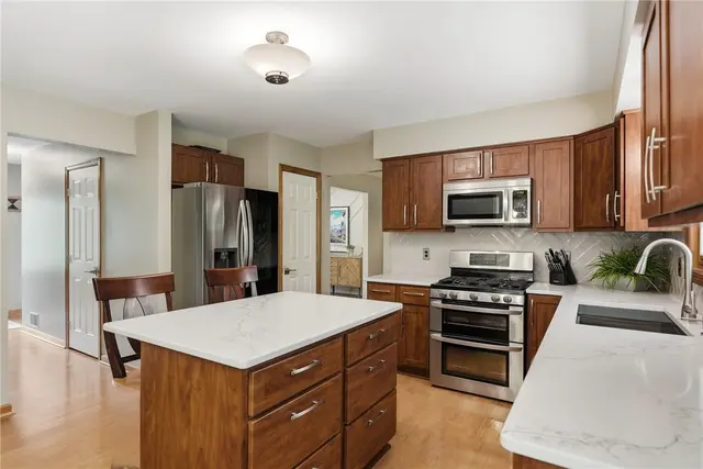 435 Cloverdale Dr gallery image 37