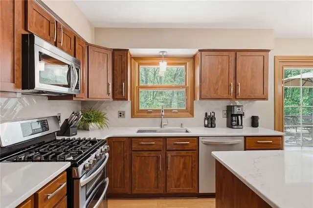435 Cloverdale Dr gallery image 43
