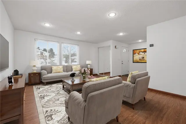 4360 Hemlock Cir gallery image 2