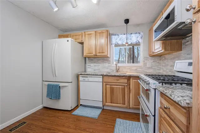 4360 Hemlock Cir gallery image 15