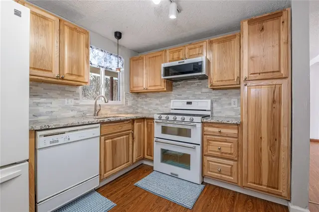 4360 Hemlock Cir gallery image 16