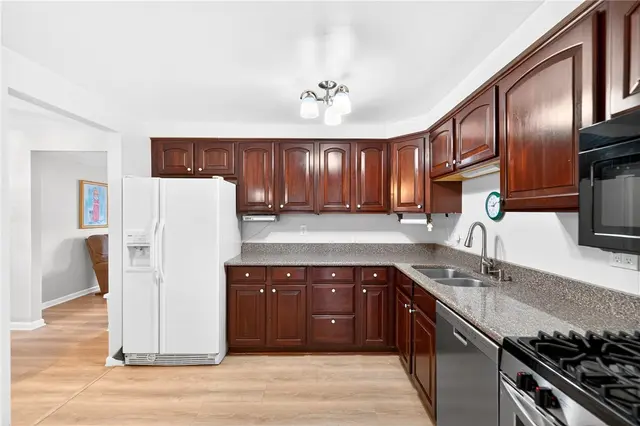 44 Oxford Ct gallery image 8