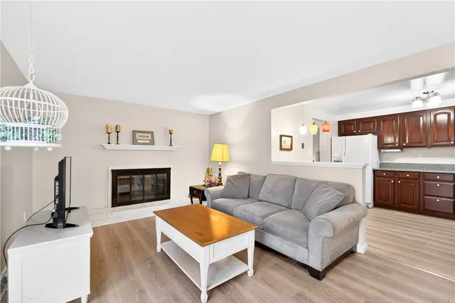 44 Oxford Ct gallery image 11