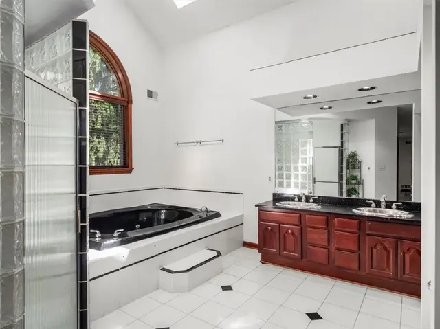 4407 Wildwood Sample Rd gallery image 49