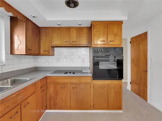 442 Englewood Dr gallery image 3