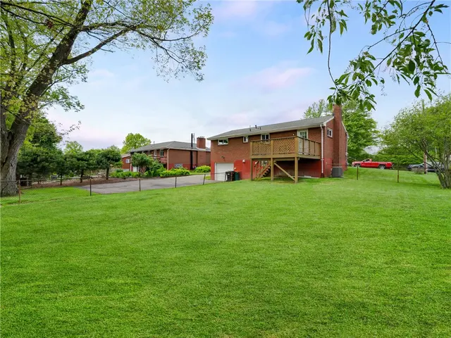 442 Englewood Dr gallery image 4