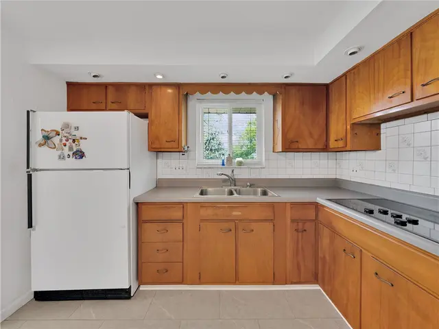442 Englewood Dr gallery image 8