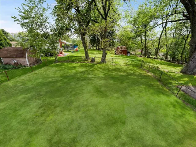 442 Englewood Dr gallery image 9