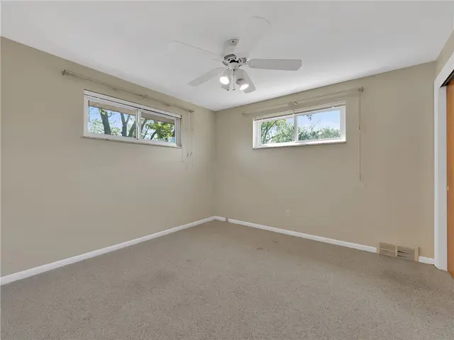 442 Englewood Dr gallery image 10