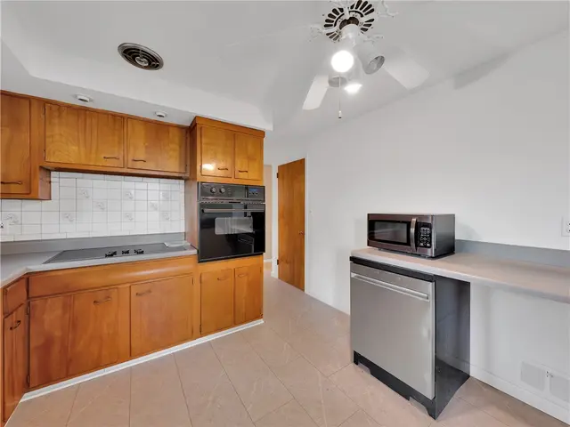 442 Englewood Dr gallery image 11