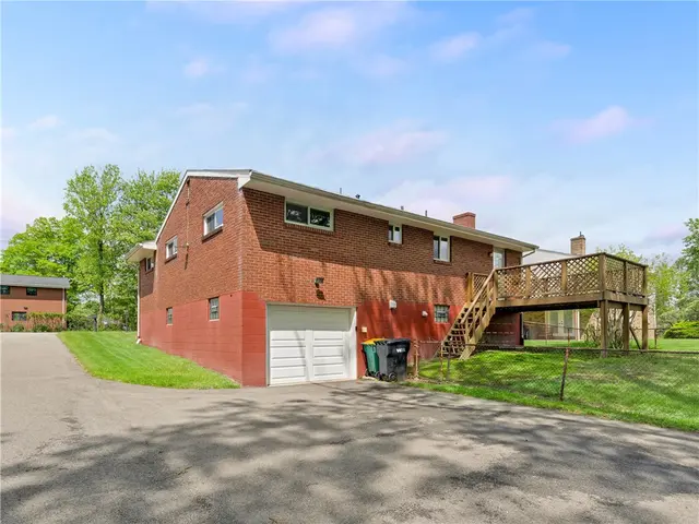 442 Englewood Dr gallery image 12