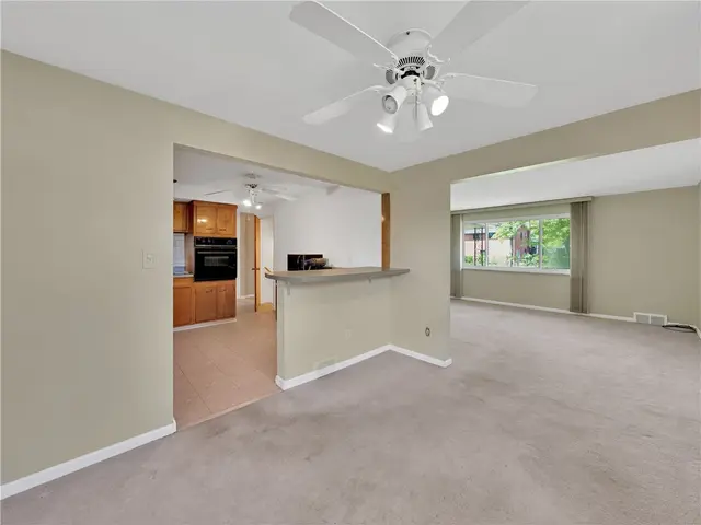 442 Englewood Dr gallery image 14