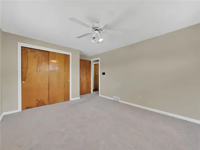 442 Englewood Dr gallery image 16
