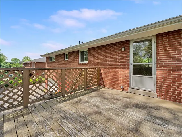 442 Englewood Dr gallery image 17