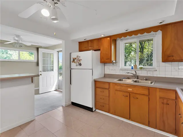 442 Englewood Dr gallery image 18