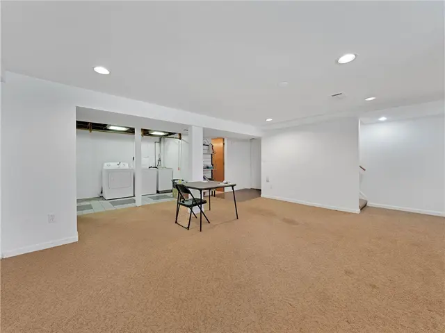 442 Englewood Dr gallery image 19