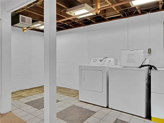442 Englewood Dr gallery image 20