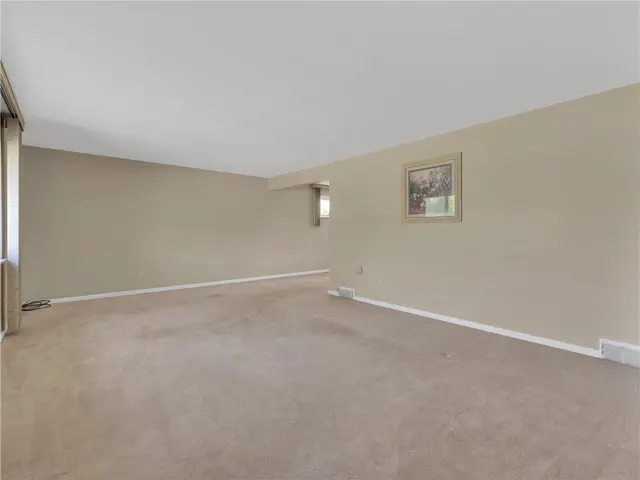 442 Englewood Dr gallery image 25